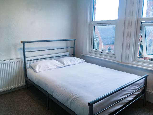 Cosy room in 4-bedroom flat in Acton, London