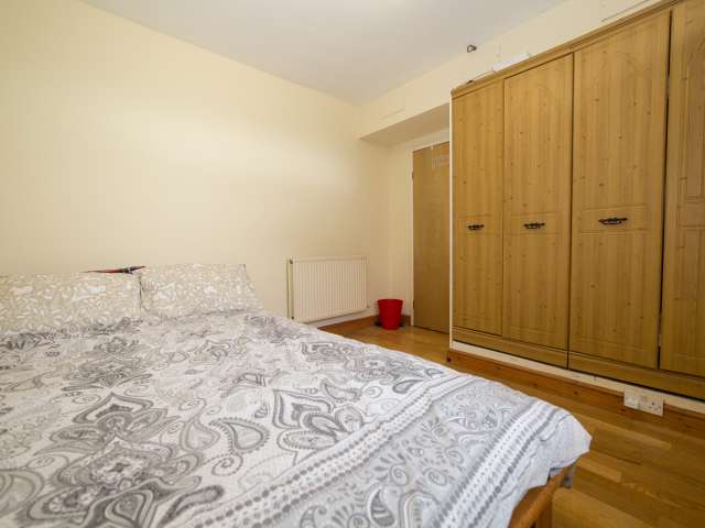 Spacious room in 5-bedroom flatshare in Putney, London