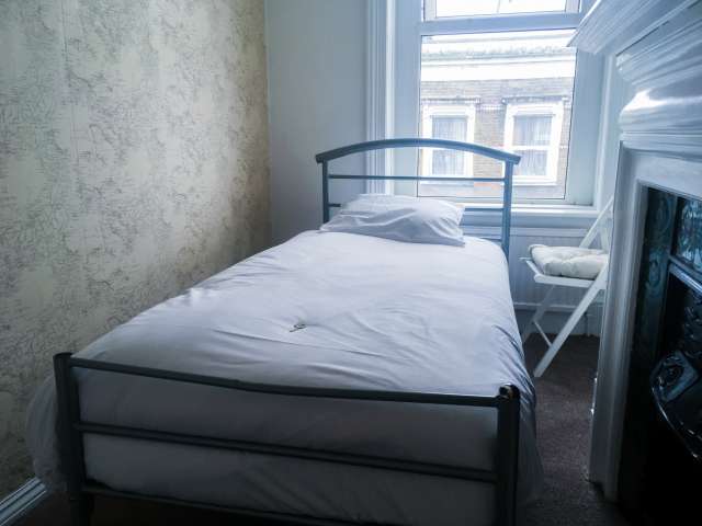 Cosy room in in 5-bedroom flatshare in Acton, London