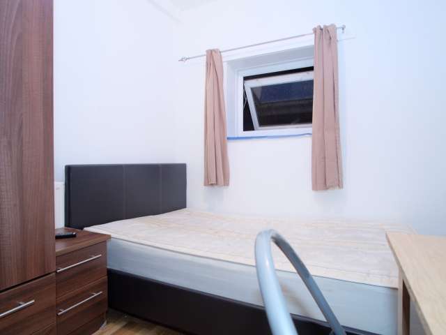 Cozy room in 4-bedroom flatshare in Kingston Vale, London