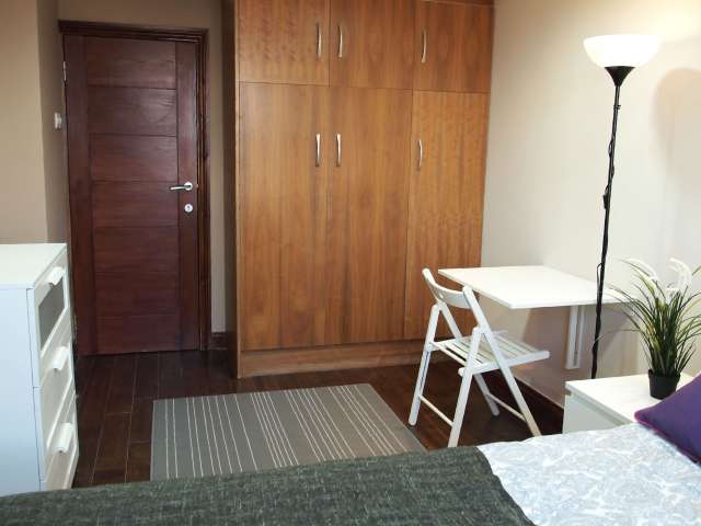 Ideal room in 3-bedroom flat in Camden, London