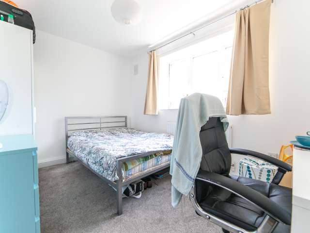 Welcoming room in 5-bedroom flatshare in Camden, London
