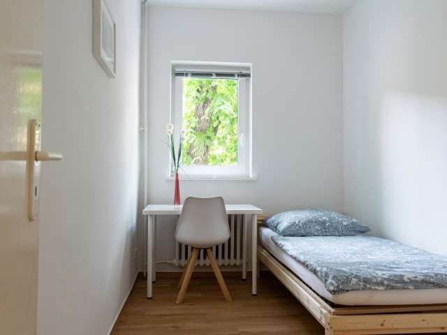 Zimmer in Apartment mit 5 Schlafzimmern in Reinickendorf, Berlin