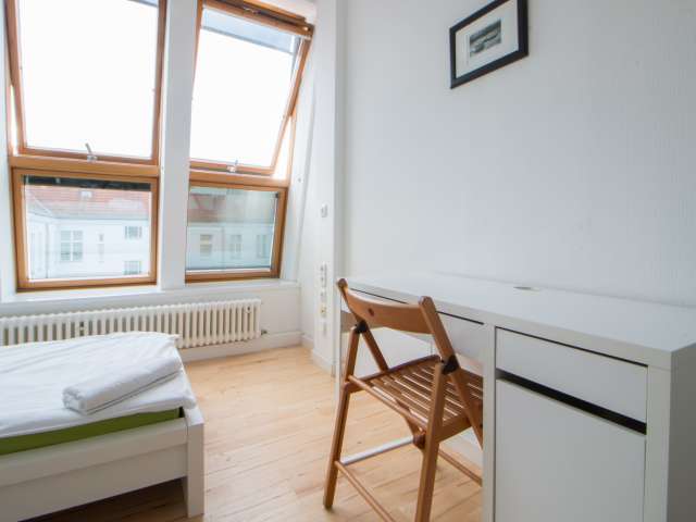 Großzügiges Zimmer in Charlottenburg-Wilmersdorf, Berlin