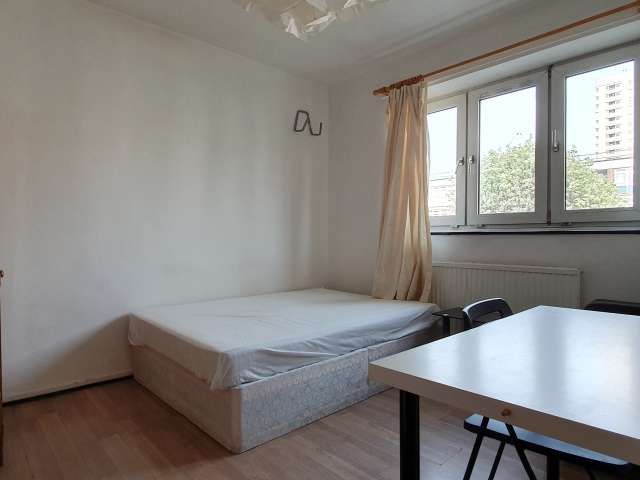 Bright room in 4-bedroom apartment in Tower Hamlets, London