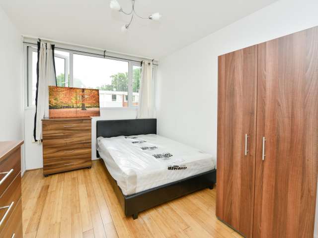 Furnished room in 5-bedroom houseshare in Roehampton