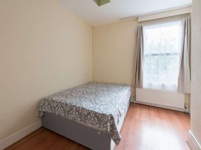 Ideal room in 5-bedroom flat in Tottenham, London