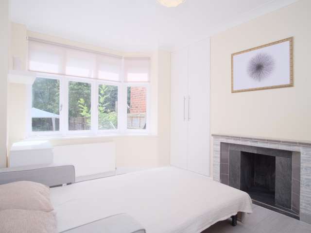 Sunny room for rent in 5-bedroom house in Edmonton, London