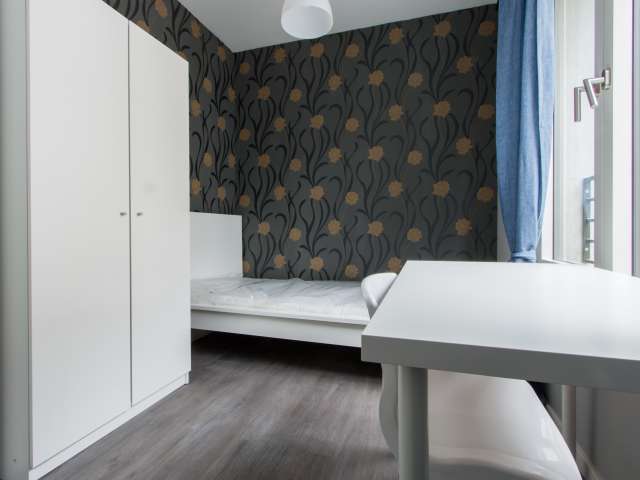 Helles Zimmer in 5-Zimmer-Wohnung in Mitte, Berlin