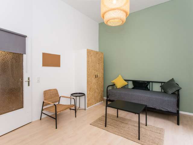 Geräumiges Zimmer zur Miete in Wohnung mit 7 Schlafzimmern, Mitte