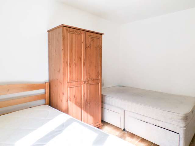 Comfortable room in 5-bedroom flat in Putney, London