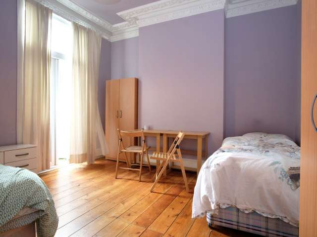 Ample room in 5-bedroom flat in Newham, London