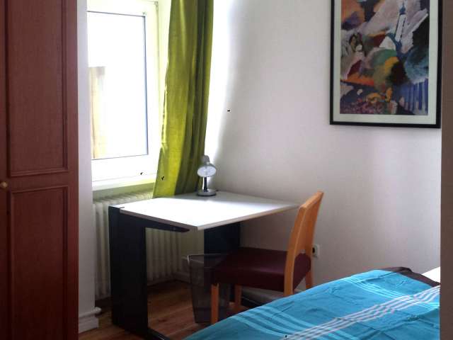 Zimmer zu vermieten in Wohnung mit 7 Schlafzimmern in Charlottenburg