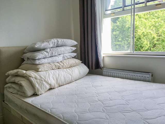 Room in 2-bedroom flatshare in Kensington & Chelsea, London