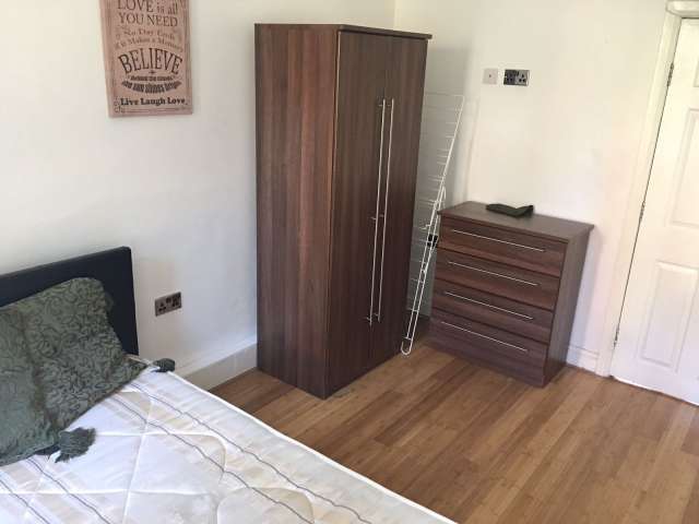 Inviting room in 5-bedroom flat in Putney, London