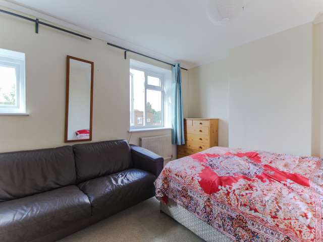 Large room in 4-bedroom flat in Wimbledon, London