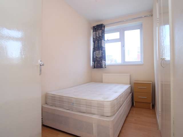 Bright room in 4-bedroom flatshare in Tower Hamlets, London