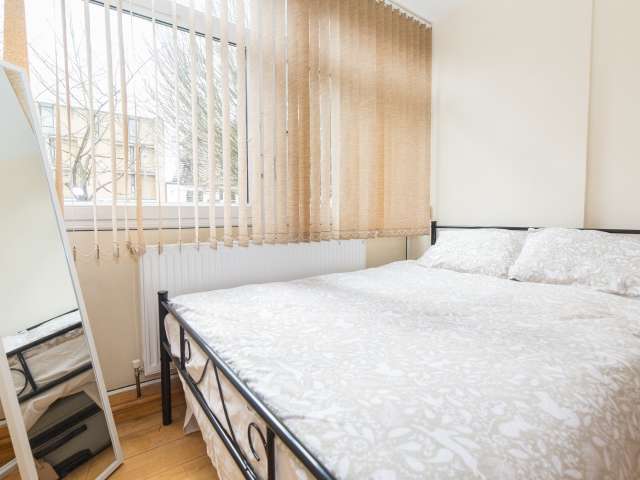 Bright room in 5-bedroom flatshare in Putney, London