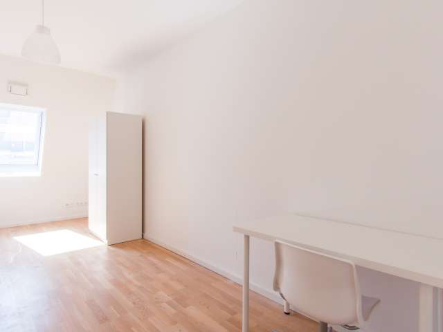 Luftiges Zimmer in 5-Zimmer-Wohnung in Mitte, Berlin