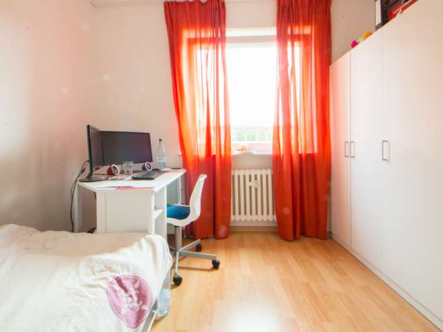 Helles Zimmer in Apartment mit 4 Schlafzimmern in Spandau, Berlin