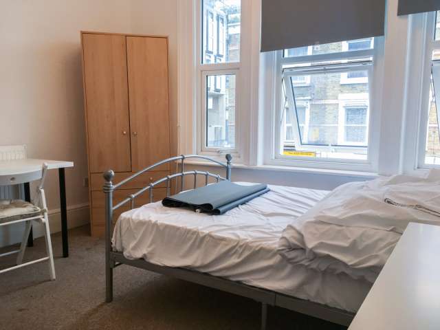 Sunny room in 4-bedroom flat in Acton, London