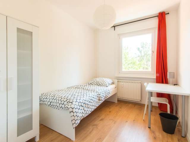Gemütliches Zimmer in 4-Zimmer-Wohnung in Lichtenberg, Berlin