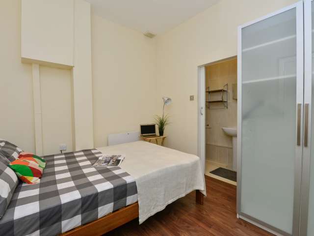 Interior room in 3-bedroom flatshare in Old Street, London