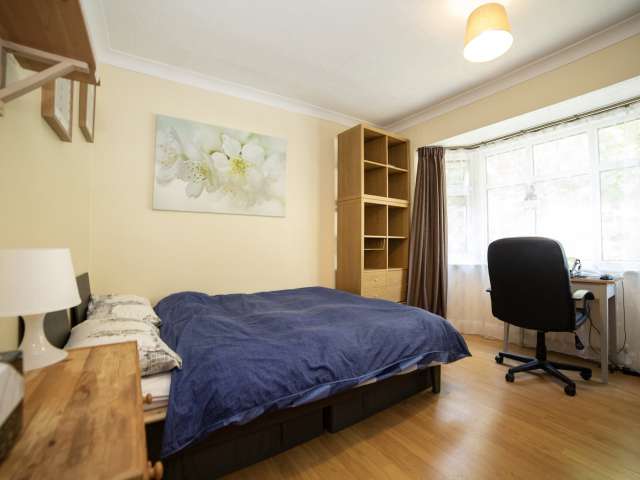 Large room for rent in 5-bedroom house in Edmonton, London