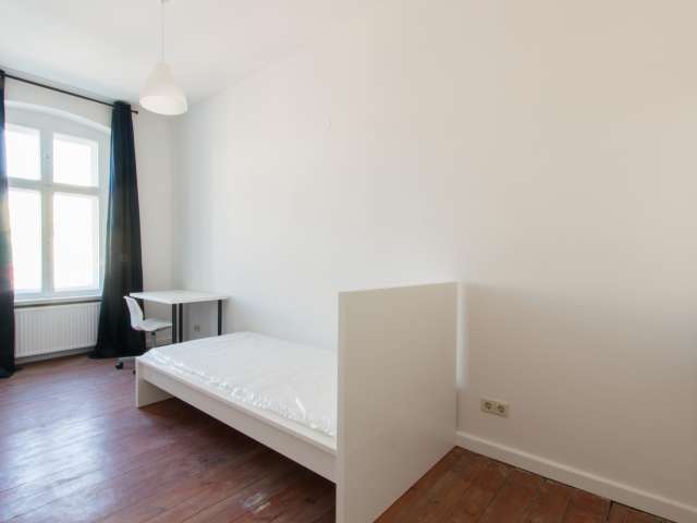 Möbliertes Zimmer in 4-Zimmer-Wohnung, Prenzlauer Berg