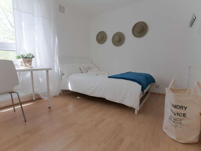Room for rent in cosy 4-bedroom flat in Camden, London