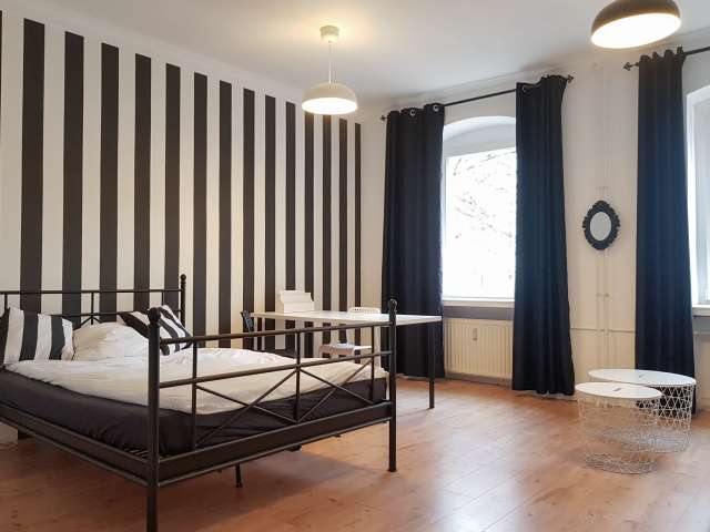 Zimmer in Wohnung mit 4 Schlafzimmern in Spandau, Berlin