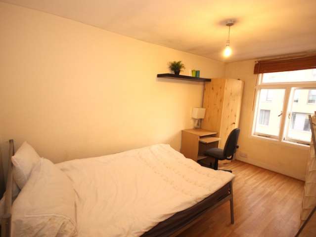 Double room for rent in 4-bedroom flat, Westminster