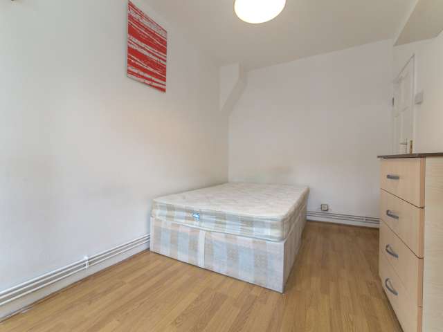 Furnished room in 3-bedroom flatshare, Aldgate East, London