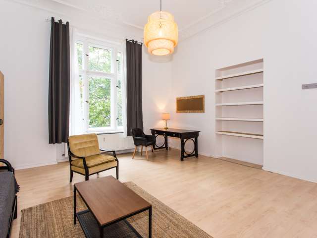 Luftiges Zimmer zur Miete in einer Wohnung mit 7 Schlafzimmern, Mitte