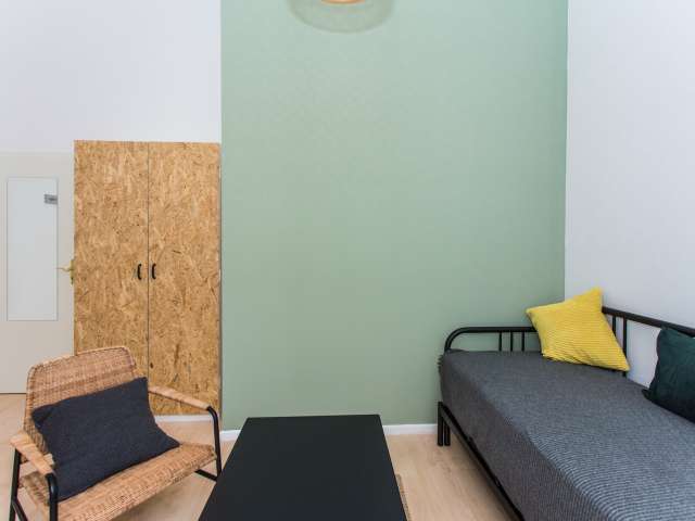 Stilvolles Zimmer zur Miete in einer Wohnung mit 7 Schlafzimmern, Mitte