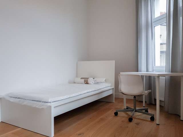 Zimmer in Wohnung mit 6 Schlafzimmern Mitte, Deutschland