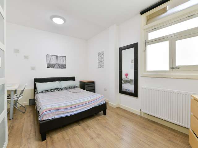 Spacious room in 4-bedroom flatshare in Hammersmith, London