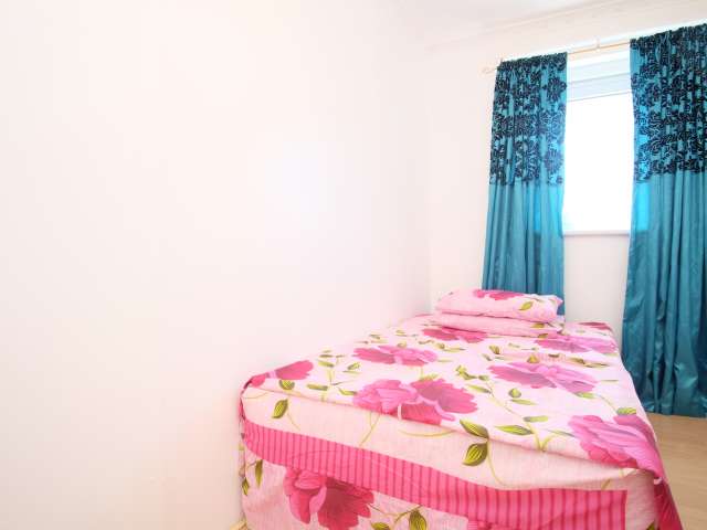 Bright room in 4-bedroom flatshare in Tower Hamlets, London