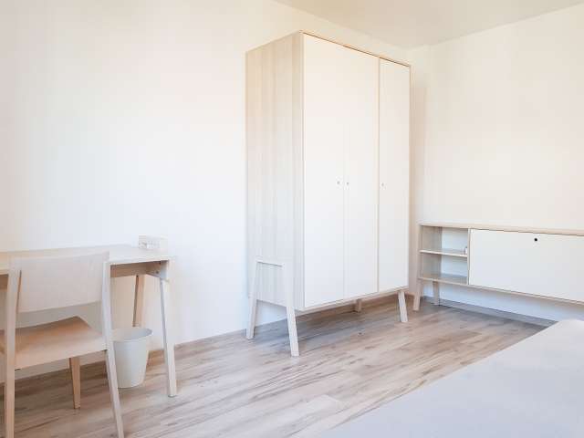 Schickes Zimmer in einem Apartment mit 3 Schlafzimmern in Charlottenburg