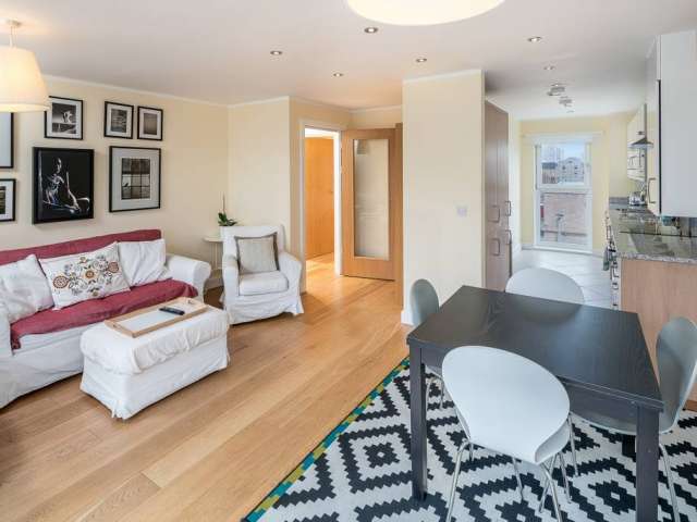 Awe-inspiring 3-bedroom flat for rent in Battersea, London