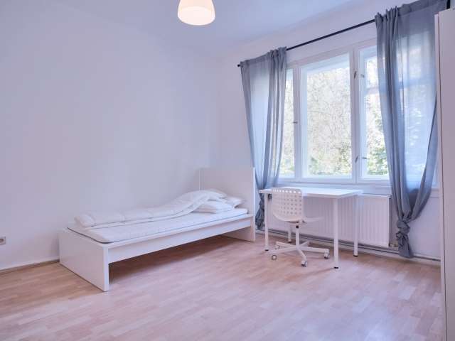 Ausgedehnter Raum zur Miete in einer Wohnung mit 3 Schlafzimmern in Britz