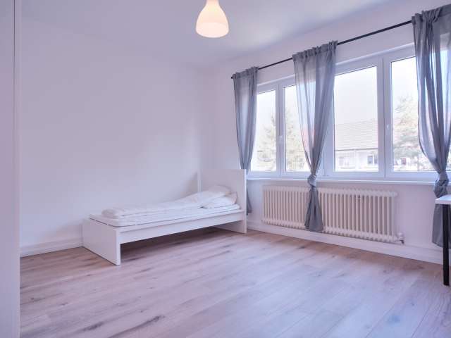 Großes Zimmer zur Miete in 3-Zimmer-Wohnung in Neukölln