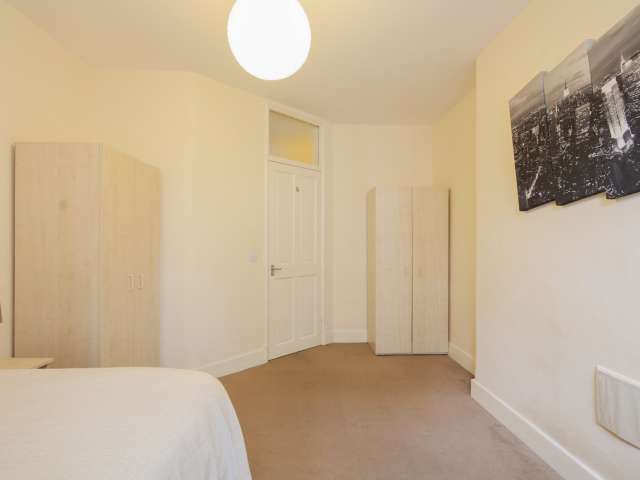 Luminous room in 3-bedroom flat in Camden, London