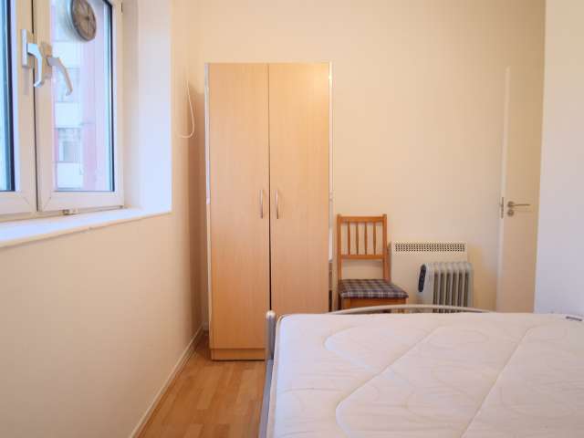 Clean room to rent in 5-bedroom flat in Camden, London