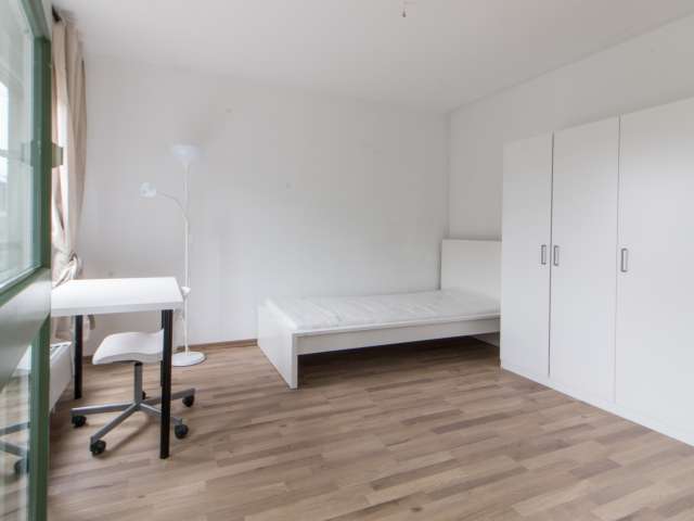 Geräumiges Zimmer in 4-Zimmer-Wohnung in Kruezberg, Berlin