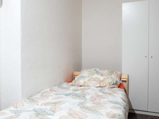 Helles Zimmer zur Miete in Wohnung mit 6 Schlafzimmern, Mitte