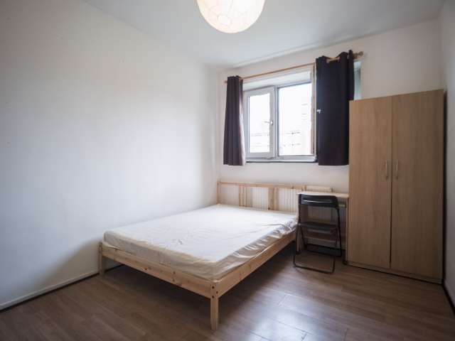 Bright room in 4-bedroom apartment in Tower Hamlets, London