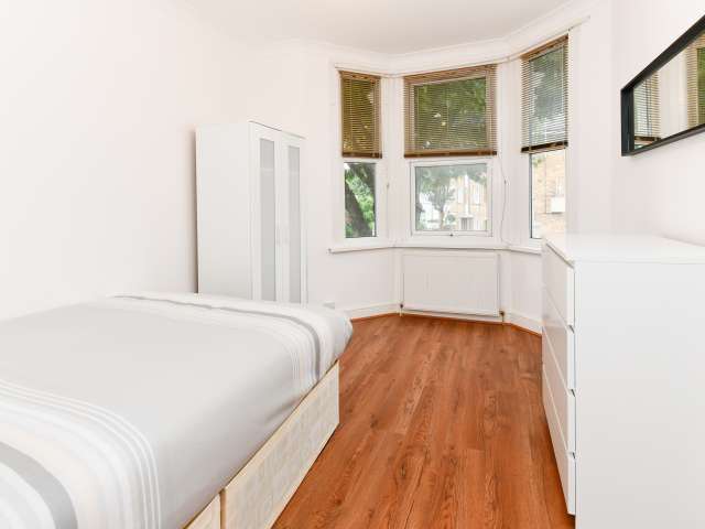 Sunny room in 7-bedroom houseshare in Newham, London