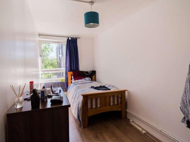 Room to rent, 5-bedroom house in Hammersmith, west London