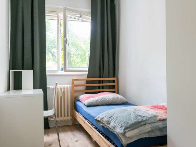 Helles Zimmer zur Miete in 4-Zimmer-Wohnungen, Tempelhof-Schöne